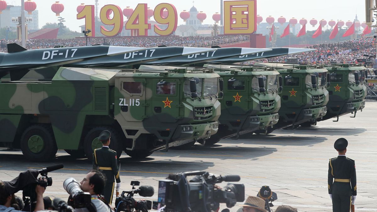 Çin ordusunun bir askeri geçit töreni sırasında sergilediği hipersonik balistik nükleer füzeler