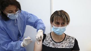 Foto de ilustración. Una mujer recibe la vacuna covid-19 en Sarajevo, Bosnia, el 25 de septiembre de 2021..