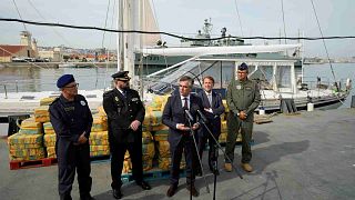 رئيس الشرطة البرتغالية لويس نيفيس يخاطب وسائل الإعلام أمام كمية من الكوكايين تزن حوالي 52 طنًا ويختًا تم ضبطها في ألمادا، جنوب لشبونة، البرتغال، 18 أكتوبر 2021