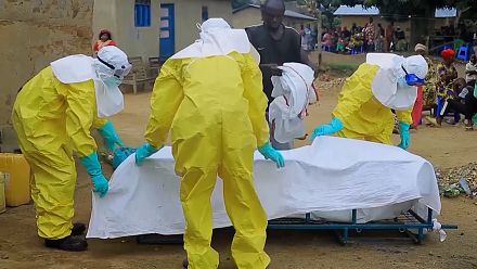 RDC : désinfection d'une maison après un cas suspect d'Ebola