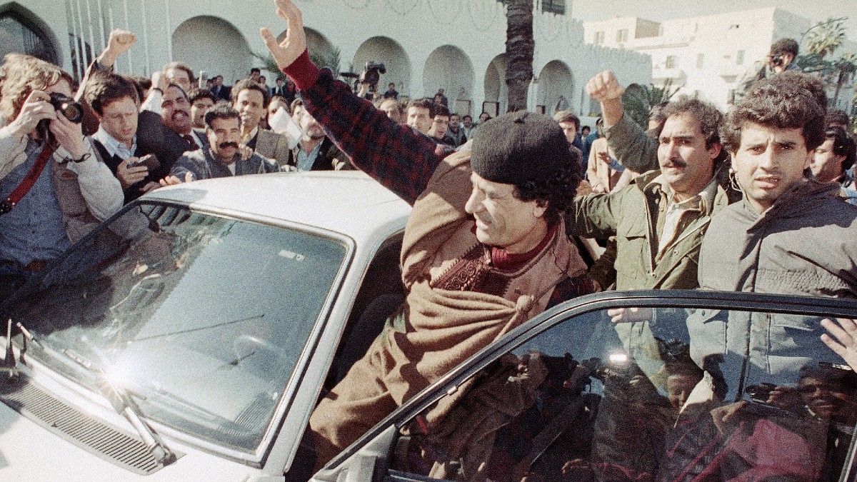 تصویری از معمر قذافی در میان طرفدارانش در سال ۱۹۸۹ 