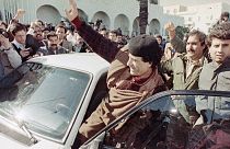 تصویری از معمر قذافی در میان طرفدارانش در سال ۱۹۸۹ 