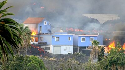 جزایر قناری؛ ویدئویی از محاصره شدن چندین ساختمان در مسیر گدازه های آتشفشانی