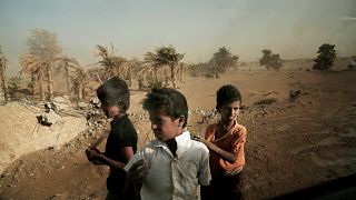 Yemen'deki iç savaş nedeniyle evlerinden olan çocuklar, yol kenarında beklerken / Hudeyde / Yemen