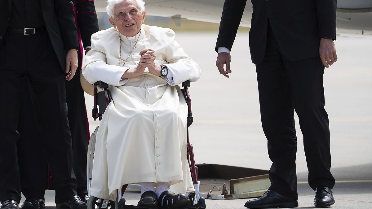 Der emeritierte Papst Benedikt XVI. am 22. Juni 2020 am Münchner Flughafen