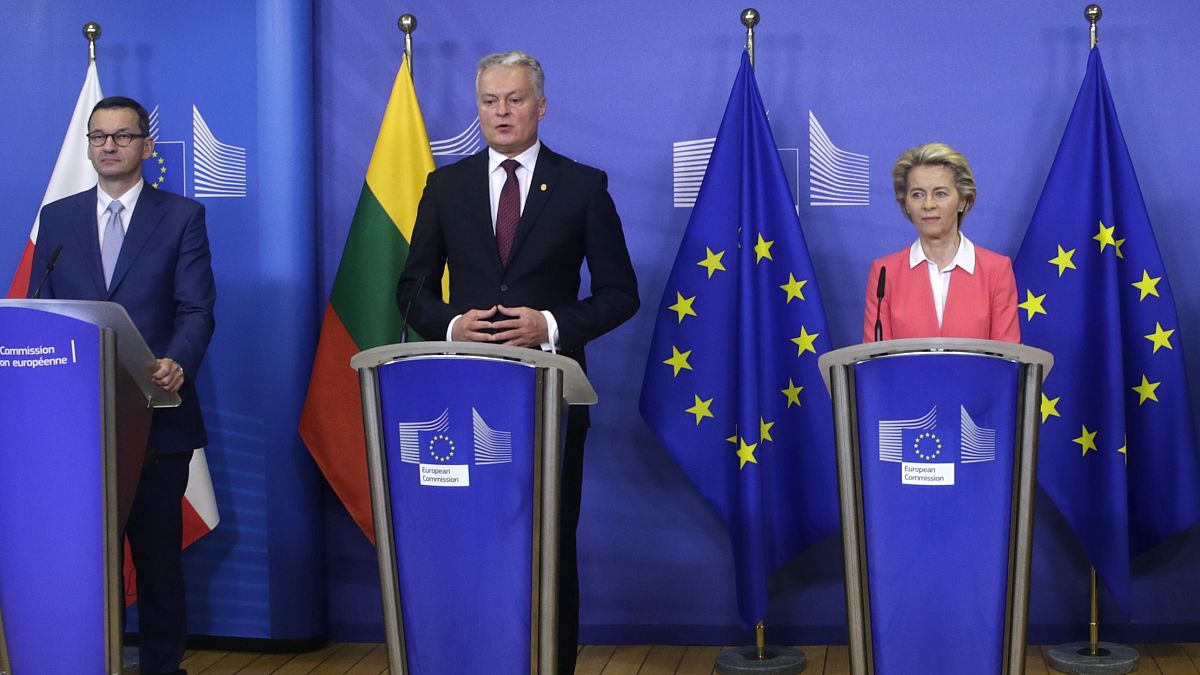 Balról: Mateusz Morawiecki lengyel miniszterelnök, Gitanas Nauseda litván elnök és Ursula von der Leyen, az EB elnöke