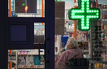 Una anciana aguarda a ser atendida sentada en una farmacia de Bucarest