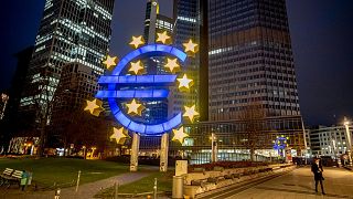 نماد یورو مقابل ساختمان بانک مرکزی اروپا در فرانکفورت آلمان