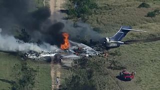 الطائرة المدنية تشتعل فيها النيران بعد سقوطها.