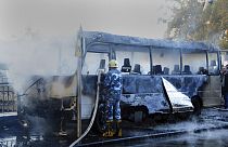 Un pompier syrien sur le site des explosions, éteignant le feu du bus militaire, Damas, Syrie, 20 octobre 2021