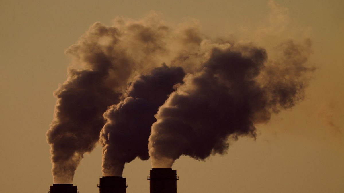 ارتفاع الانبعاثات من مداخن محطة توليد الطاقة بالفحم في مركز جيفري للطاقة بالقرب من إيميت، كانساس، الولايات المتحدة