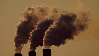 ارتفاع الانبعاثات من مداخن محطة توليد الطاقة بالفحم في مركز جيفري للطاقة بالقرب من إيميت، كانساس، الولايات المتحدة
