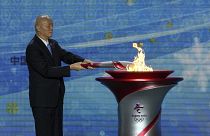 أمين عام الحزب الشيوعي في بكين كاي تشي يضيء شعلة الأولمبياد الشتوي
