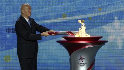 أمين عام الحزب الشيوعي في بكين كاي تشي يضيء شعلة الأولمبياد الشتوي 