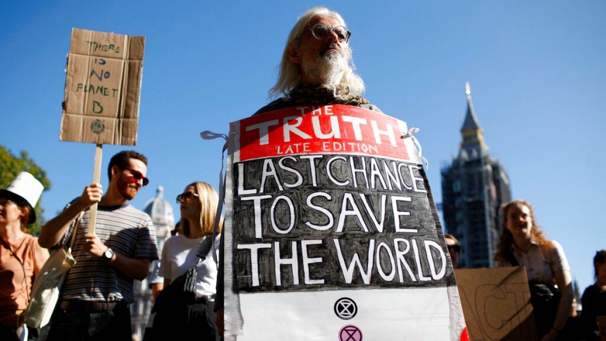 Az utolsó esély arra, hogy megmentsük a földet - egy brit tüntető plakátja Londonban