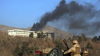  دود سیاه در پی حمله مردان مسلح به هتل اینترکنتینانتال کابل 