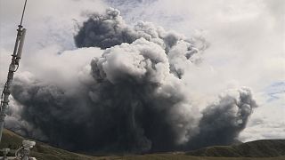بركان جبل آسو في اليابان ينفث سحبا سوداء في السماء
