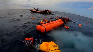 شاهد | منظمة إنسانية تنقذ عشرات المهاجرين في البحر الأبيض المتوسط