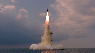 كوريا الشمالية تعلن إطلاقها بنجاح صاروخاً باليستياً جديداً من غواصة