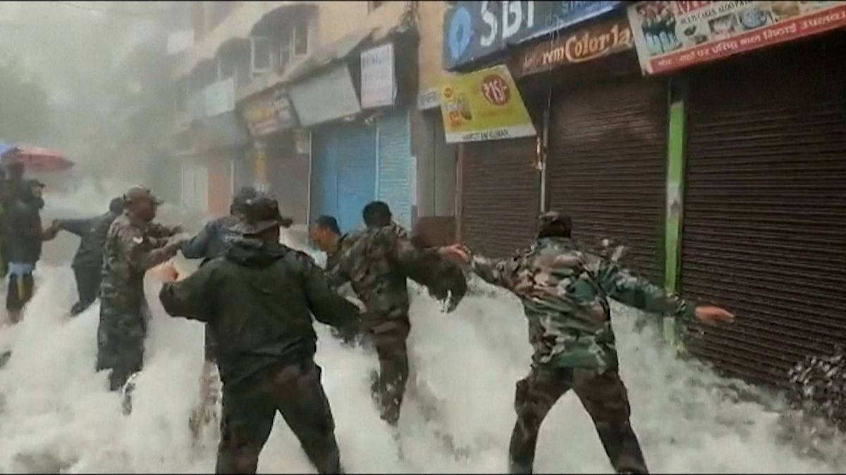 شاهد: فيضانات الهند والنيبال تسبب انهيار البنايات وانزلاقات تربة 