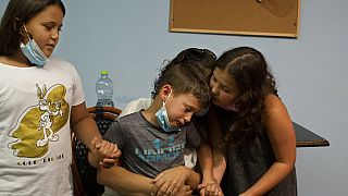   طفل إسرائيلي يخضع لاختبار فيروس كورونا، مجمع سينما سيتي في القدس، الاثنين، 30 أغسطس ، 2021