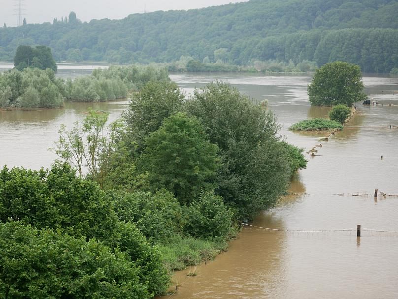 A Ruhr-folyó a németországi Hattingen és Bochum városok közelében a 2021-es júliusi áradás során – a folyó kilépett a medréből és majdnem 2 kilométer szélesre duzzadt. Normál esetben csupán 30-50 méter széles.
