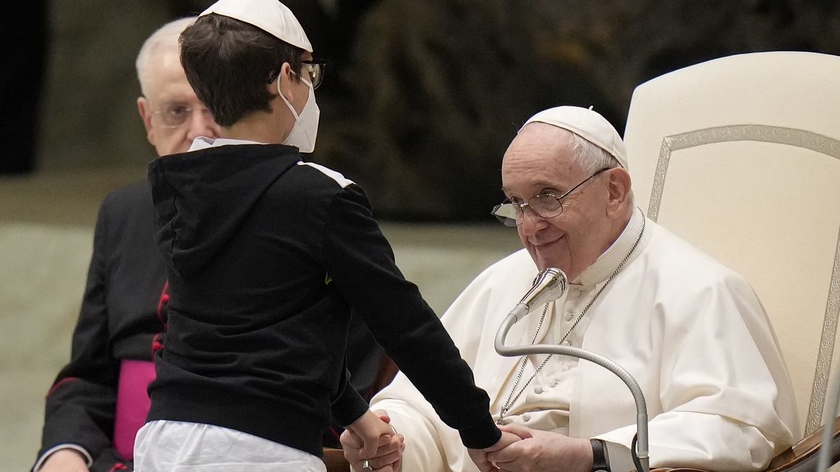 تلاش‌های کودک ۱۰ ساله برای گرفتن کلاه پاپ نتیجه داد