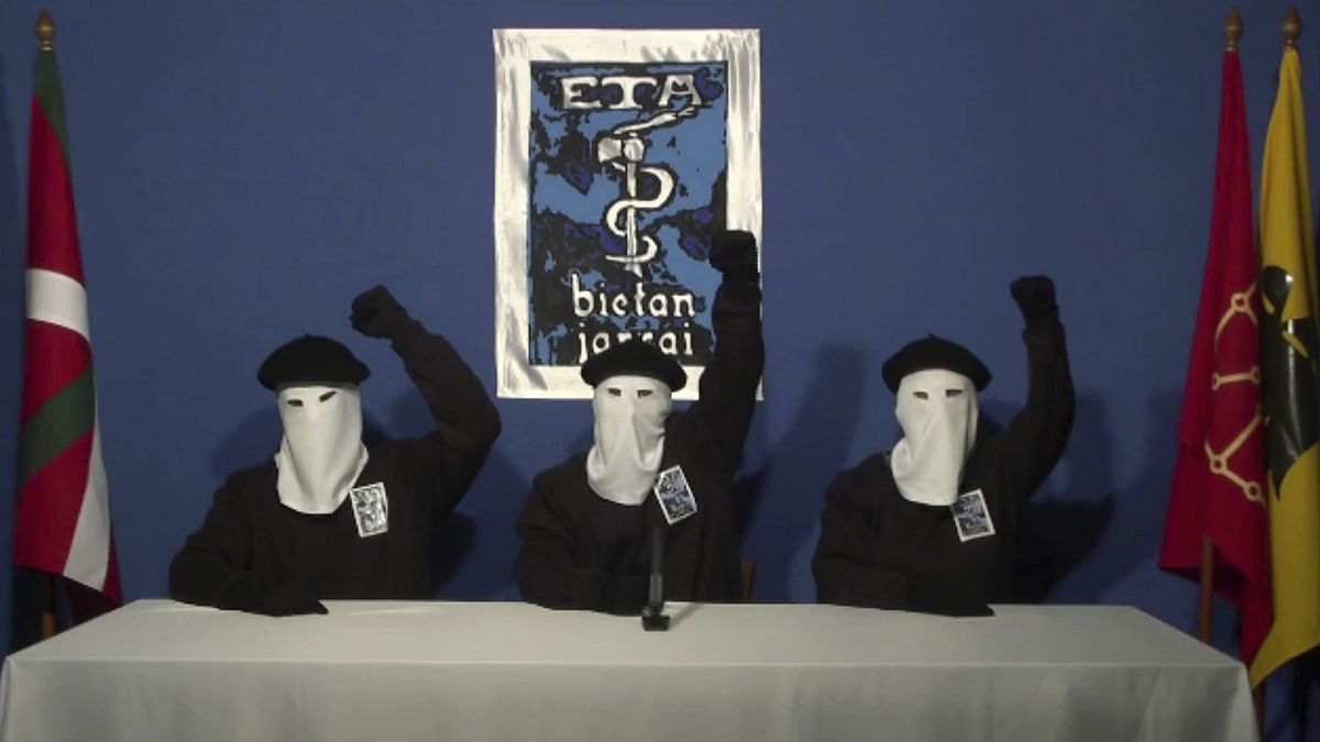 أعضاء ملثمون تابعون لمنظمة إيتا الباسكية  في  20 أكتوبر 2011.