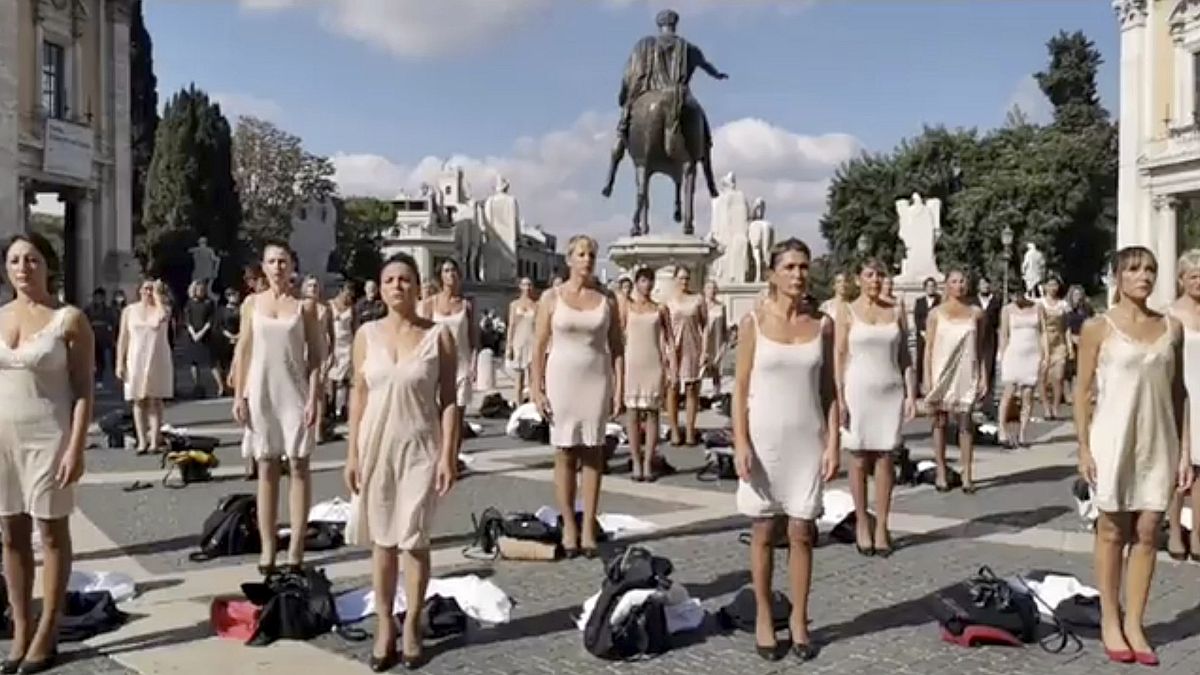  ویدئو؛ مهمانداران سابق شرکت هواپیمایی آلیتالیا با لباس زیر در رُم تظاهرات کردند