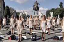  ویدئو؛ مهمانداران سابق شرکت هواپیمایی آلیتالیا با لباس زیر در رُم تظاهرات کردند