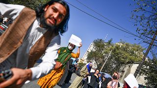 Talibanes a culatazos contra la prensa