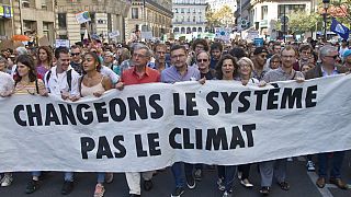 "A rendszert változtassuk meg, ne a klímát" - olvasható a molínón a párizsi klímatüntetésen, 2018-ban