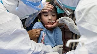 طفل يجري اختبار كوفيد في ووهان بمقاطعة هوبي الصين.