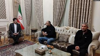 دو راننده ایرانی آزاد شده در دیدار با سید عباس موسوی، سفیر جمهوری اسلامی ایران در باکو