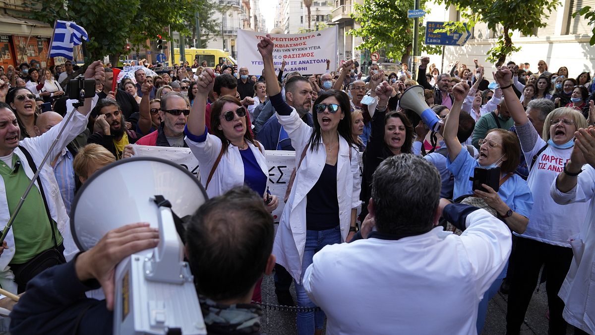 عمال الرعاية الصحية خلال مسيرة نظمتها نقاباتهم  في أثينا  الخميس 21 أكتوبر  2021.