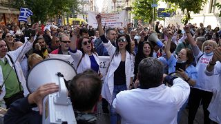 عمال الرعاية الصحية خلال مسيرة نظمتها نقاباتهم  في أثينا  الخميس 21 أكتوبر  2021.