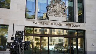 El detenido se presentó ante la Corte de Magistrados de Westminster, en el centro de Londres, donde este tribunal de primera instancia presentó formalmente los cargos.