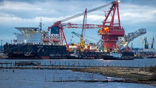 Remolcadores se ponen en posición en el buque ruso de colocación de tuberías "Fortuna" en el puerto de Wismar, Alemania, enero de 2021.