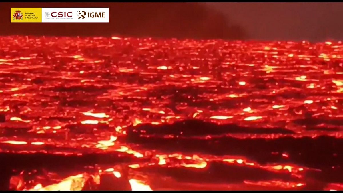 شاهد: سيول الحمم المنبعثة من بركان كومبري فييخا تهدد حيا جديدا في لا بالما