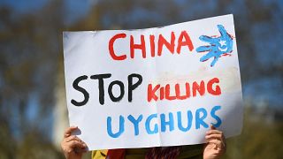 متظاهرة من أقلية الإيغور المسلمة تشارك في مسيرة أمام البرلمان البريطاني تطالب بوقف انتهاكات حقوق الإيغور في الصين. 22/04/2021