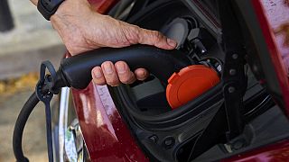 Egy férfi tölti elektromos autóját egy elektromos töltőponton a spanyolországi Rivas Vaciamadridban 2021. június 15-én, kedden.