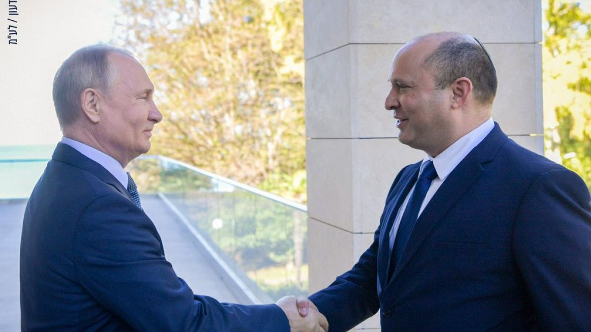 رئيس الوزراء الإسرائيلي نفتالي بينيت مع الرئيس فلاديمير بوتين في روسيا. 