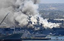 النيران مشتعلة في السفينة الحربية يو إس إس بونوم ريتشارد في صيف 2020