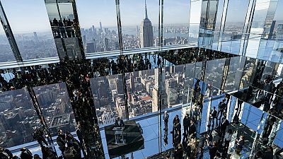 تماشای زمین از کف شیشه‌ای برج؛ تجربه‌ای از ارتفاع  ۱۲۰۰ پایی