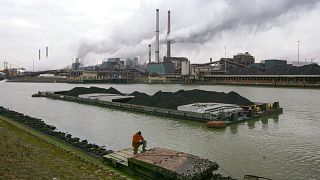 Endüstriyel üretimin yoğun olduğu Hollanda'da hava kirliliğini azaltmak için güneş enerjisi ve hidrojen üretim santrallerinin yapımına ağırlık veriliyor.