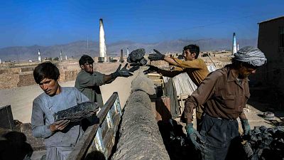 عمال أفغان يعملون في مصنع للطوب في ضواحي كابول، أفغانستان، الأحد 26 سبتمبر 2021