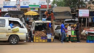 Kenya : des commerçants utilisent les coffres de leurs voitures comme étals