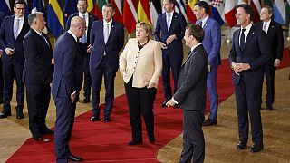 Angela Merkel rodeada de los líderes europeos