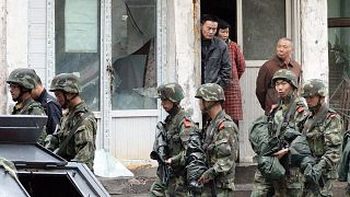 Doğu Türkistan'ın başkenti Urumçi'de devriye gezen Çinli polisler (arşiv) 
