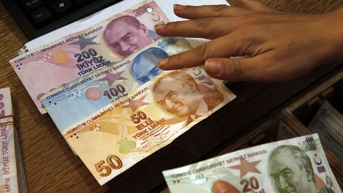 أوراق نقدية تركية تحمل صور مؤسس تركيا الحديثة مصطفى كمال أتاتورك، في اسطنبول، تركيا.